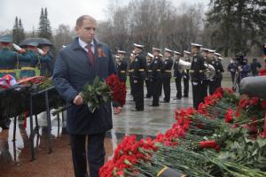 Михаил Романов возложил венок от Государственной Думы к монументу «Мать-Родина» на Пискаревском кладбище