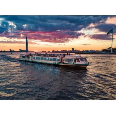 Первые теплоходы отправляются на экскурсии по рекам и каналам Санкт-Петербурга