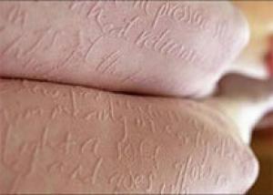 «Бумажная женщина» пишет ногтем на своей коже