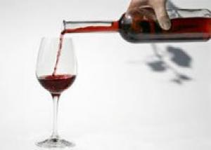 Бокал вина может уберечь от язвы желудка