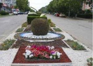 В Евпатории на пересечении улиц Фрунзе и Демышева создали цветочную композицию в виде яблока