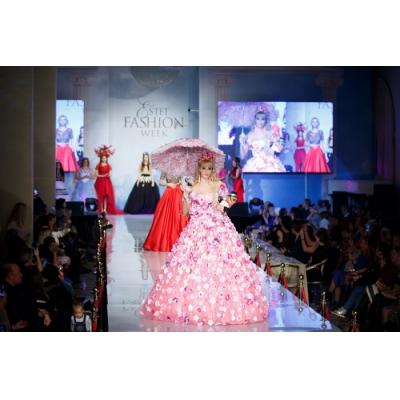 Певица Татьяна Тузова представила свою первую коллекцию платьев из цветов на Estet Fashion Week осенью 2017