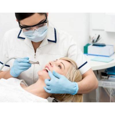 Лазерную технологию применяют в «32 Дент» для безболезненного лечения зубов