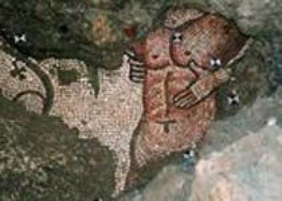Археологи обнаружили языческую мозаику под католической церковью