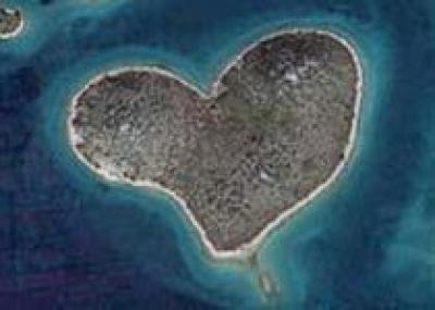 Остров в форме сердца привлекает туристов в Хорватию