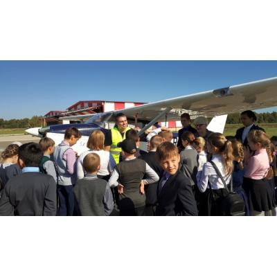 Активистами движения Патриоты Великого Отечества в г. Калуге был организован выезд ребят из Панского интерната на аэродром малой авиации «Кудиново»