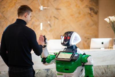 Михалыч из парк-отеля «Доброград» стал первым в России роботом-администратором