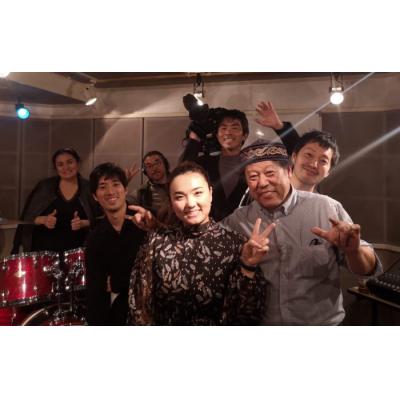 Музыкант и певица, потерявшие слух, выступили в Токио