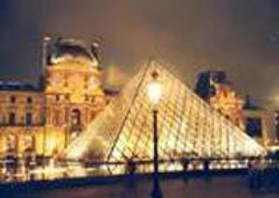 Парижская стеклянная пирамида празднует юбилей