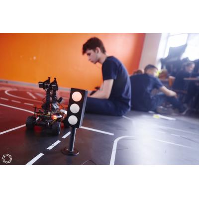 «АСРоботикс» создала для кружков НТИ полигон для одновременного испытания беспилотных авто и коптеров