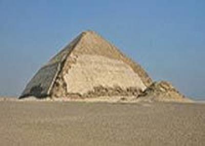 Туристов пустят в некрополь Дахшур в ломанной пирамиде