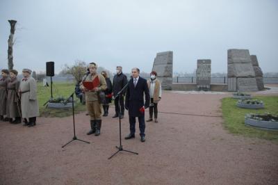 Михаил Романов принял участие в торжественно-траурной церемонии захоронения останков погибших защитников Отечества