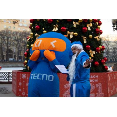 В честь дня рождения TECNO Mobile Дед Мороз дарил смартфоны в центре Москвы