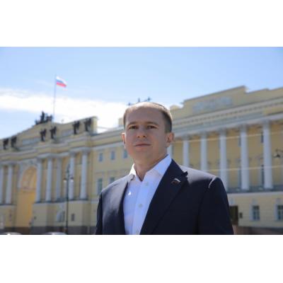 Михаил Романов поздравил петербуржцев с Днем Конституции