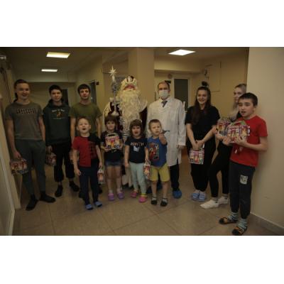 М. Романов привез маленьким пациентам больницы №22 в Колпино новогодние подарки