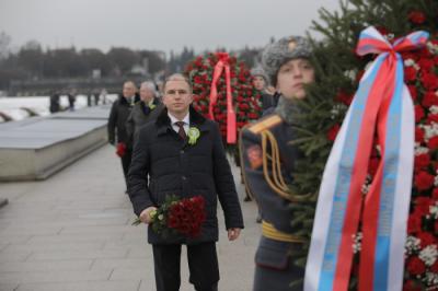 Михаил Романов возложил цветы на Пискаревском мемориальном кладбище