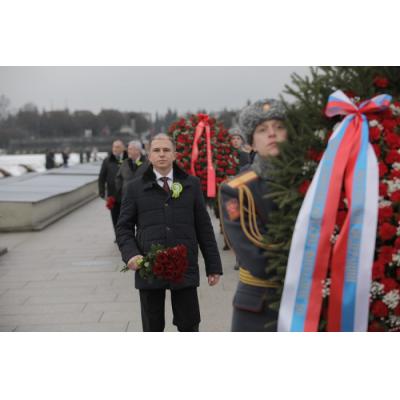 Михаил Романов возложил цветы на Пискаревском мемориальном кладбище