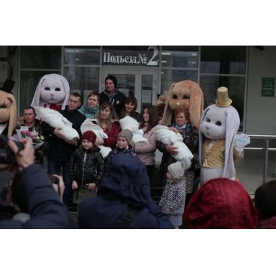 В новую жизнь с комфортом: в Волгограде торжественно встретили новорожденных четверняшек