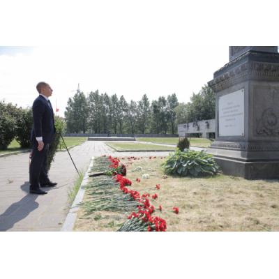 Михаил Романов возложил цветы к мемориалу "Журавли" на Невском воинском кладбище