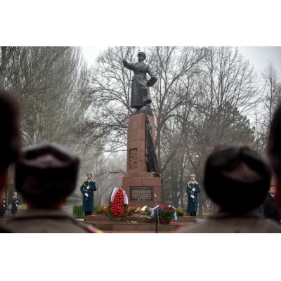 Бронзовый памятник генералу Панфилову торжественно открыли в Бишкеке