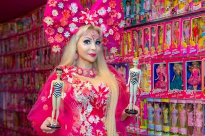 Самую большую коллекцию из 11000 кукол Barbie собрала Российская певица