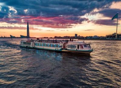 Первые теплоходы отправляются на экскурсии по рекам и каналам Санкт-Петербурга