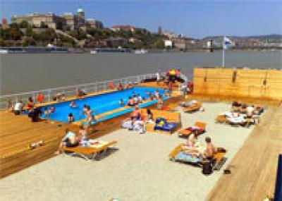 В Будапеште можно отдохнуть на плавучем пляже