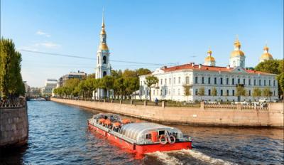 Жара в Петербурге отправила жителей и гостей города на водные экскурсии