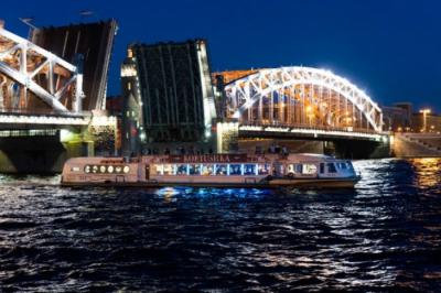 В Петербурге наблюдается ажиотажный спрос на водные экскурсии под разводными мостами