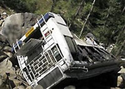 В Индии автобус упал в пропасть: 24 погибших