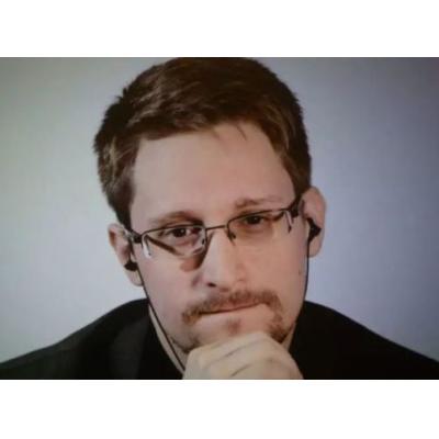 Сноудену выдали паспорт гражданина России