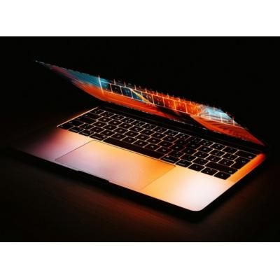 Apple выпустит свой первый ноутбук с сенсорным дисплеем в 2025 году
