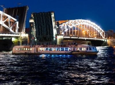На 20% увеличилось число пассажиров на ночных водных экскурсиях под разводными мостами в Петербурге