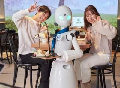 Для туристов открылось первое кафе с официантами-роботами под управлением инвалидов