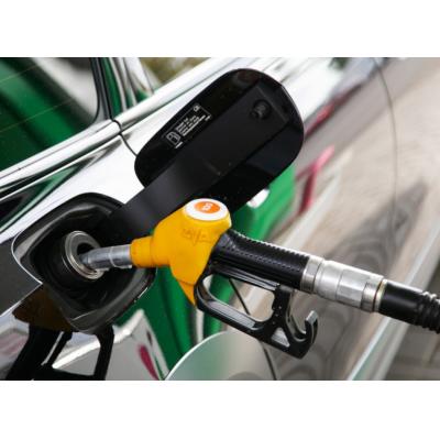 Более половины автомобилистов признались, что сократили число поездок из-за роста цен на бензин