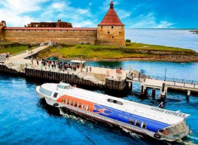 Более 6500 пассажиров перевезли теплоходы из Петербурга в Крепость Орешек