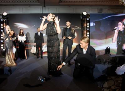 Fashion New Year Awards 2023: Бузову вынесли со сцены, а Водонаева прижалась к Трегубову
