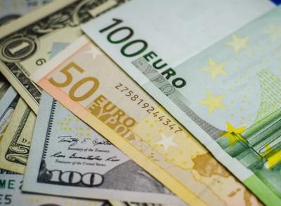 Россияне стали меньше хранить наличной валюты