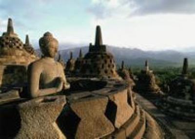 Голых туристов не пустят в храмы Индонезии