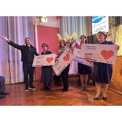Четыре учителя магнитогорской школы №56 получили по 560 тыс. рублей в рамках премии «Учитель – сердце школы»