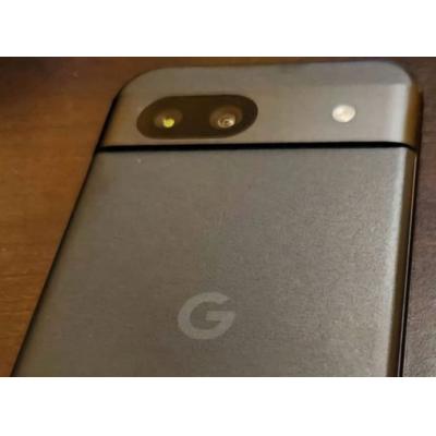 Google Pixel 8a с большими рамками дисплея показали на фотографиях вживую