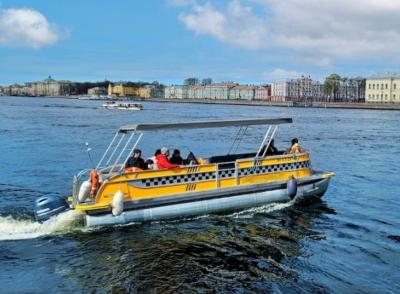 Паромная переправа у Биржевого моста в Петербурге за первую неделю перевезла 2,5 тыс человек