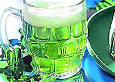 В Чехии по случаю Дня святого Патрика предлагают зеленое пиво