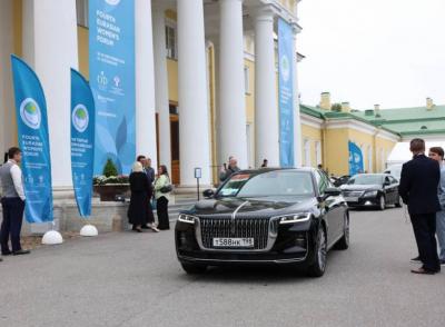 Официальным автомобильным партнером Евразийского женского форума выступил HONGQI