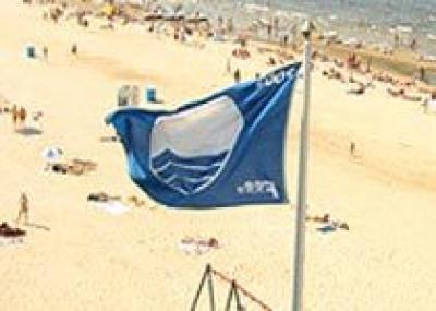 Над пляжами Черногории развеваются `Голубые флаги`