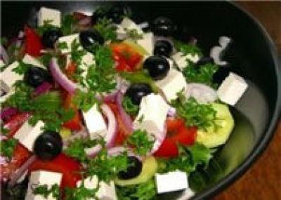 На Крите приготовили салат весом 12 тонн