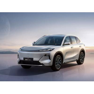 Geely выпустил бюджетный гибридный кроссовер размером с Monjaro