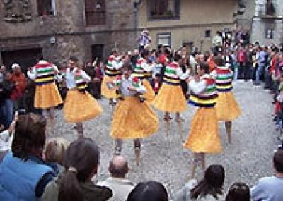Танцы на ходулях в Испании
