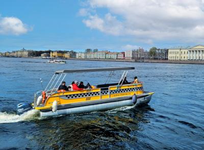 Паромная переправа в центре Петербурга перевезла 250-тысячного пассажира
