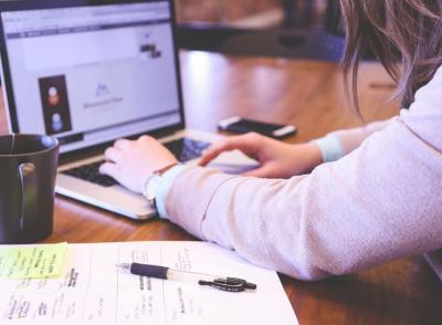 Опрос: 17% офисных сотрудников перешли бы на ручной труд при зарплате от 100 тысяч рублей